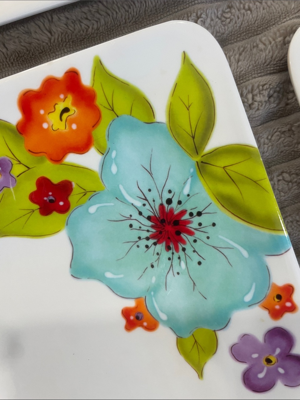 Set of 4 Floral Square plastic DINNER Plates - Red, Orange, Aqua, Green Accents - Picture 4 of 4